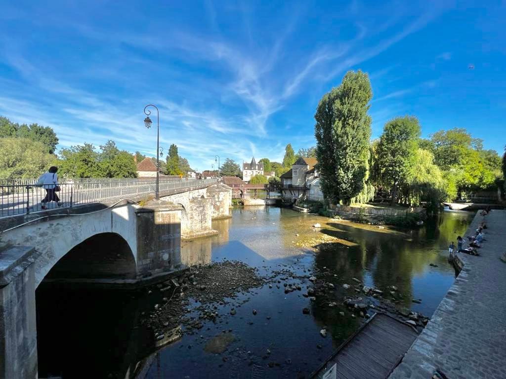 Les Pieds Dans L'Eau - Moret Centre Buitenkant foto